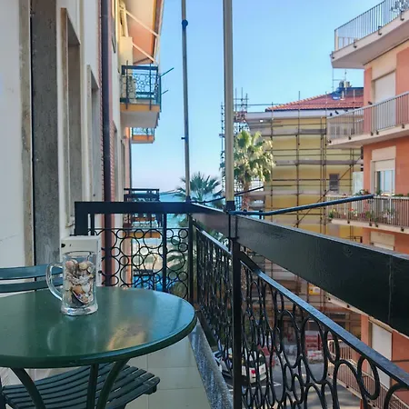 Appartamento Sul Mare Via Caprera 25 *